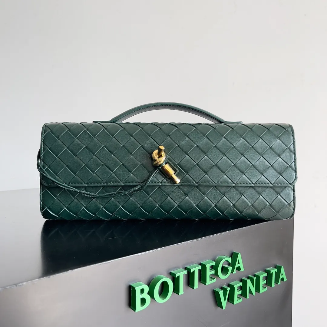 The batch of 1360 BV Andiamo evening handbags has been heavily planted again~ The designer aesthetics in the era of economic downturn are back. I fall in love with it at first sight and can't put it down. It's so beautiful and full of aura. The shape and texture are very competitive. It's light in weight and has sufficient capacity. It's a must-have for fashionistas. It's suitable for many occasions, minimalist, high-end and light luxury. Model No.: 741511 Size: 31*13*3cm